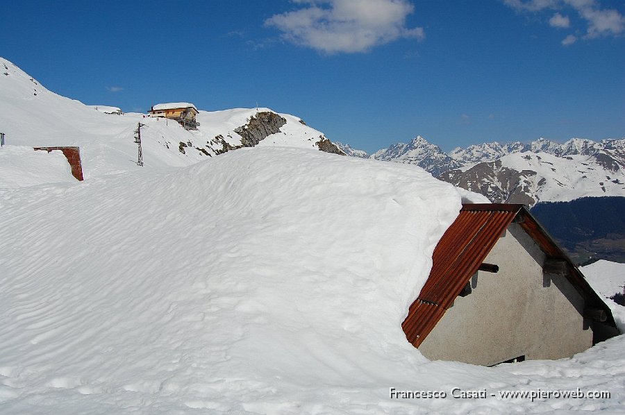 02 Al rifugio c'è ancora neve.jpg